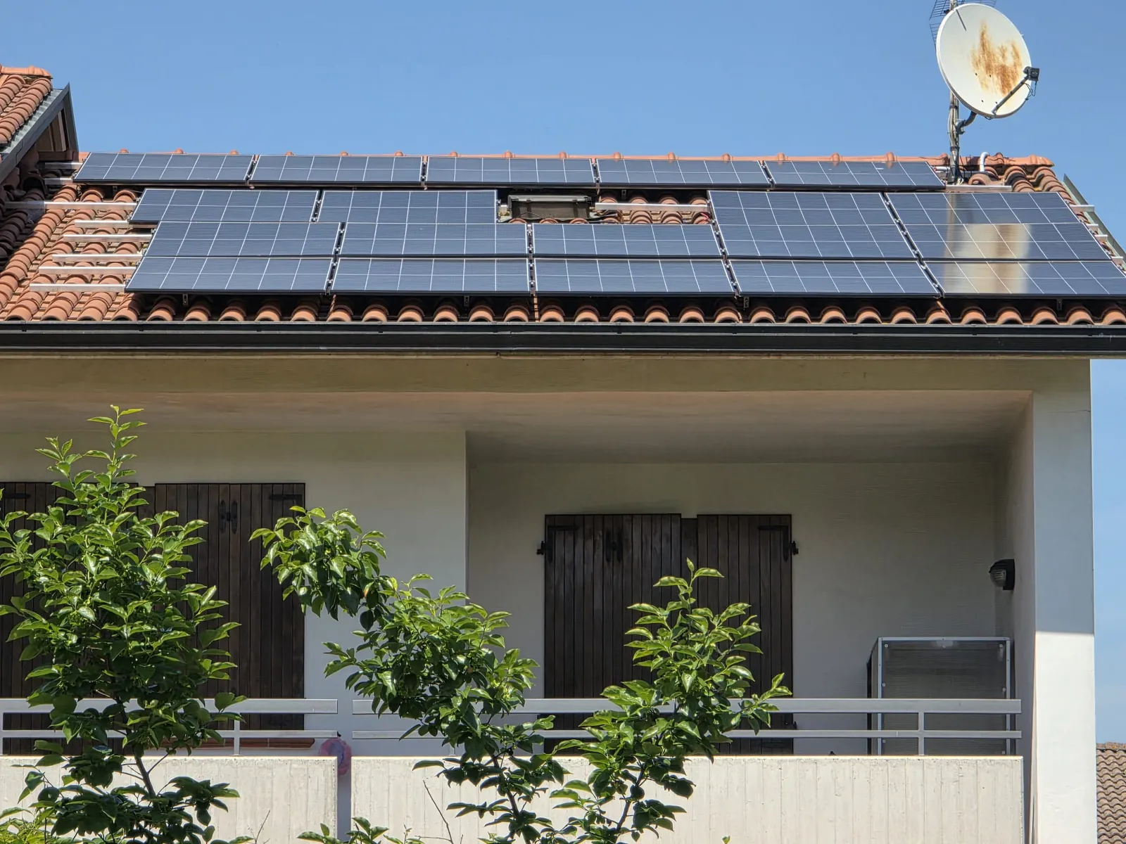 Villetta con impianto fotovoltaico installato sul tetto